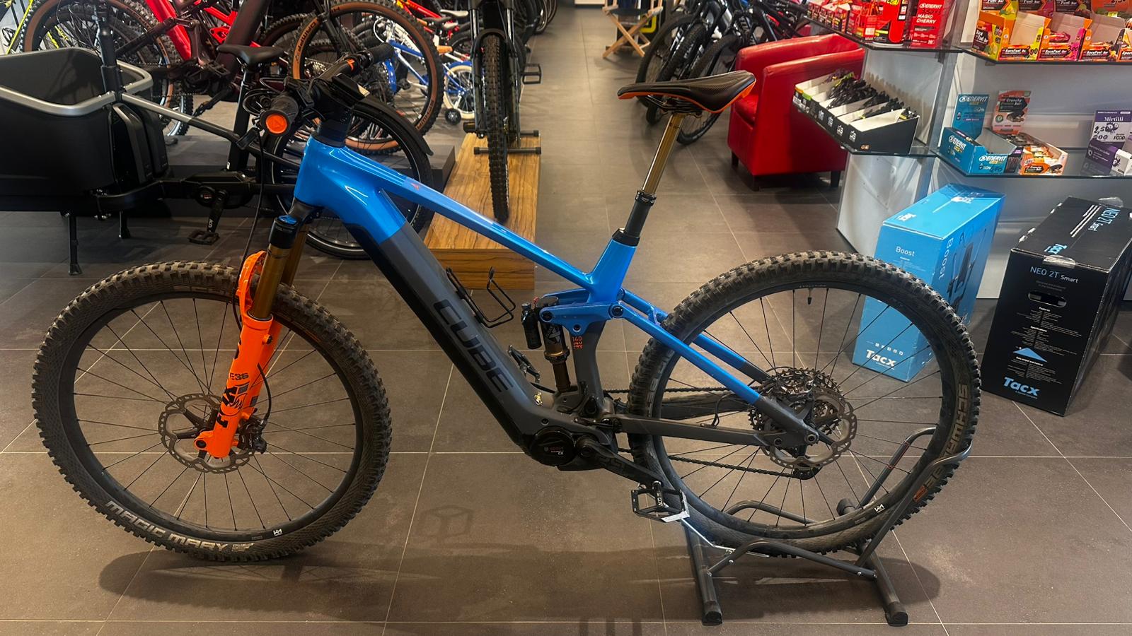 CUBE STEREO HYBRID 140 ACTIONTEAM 750