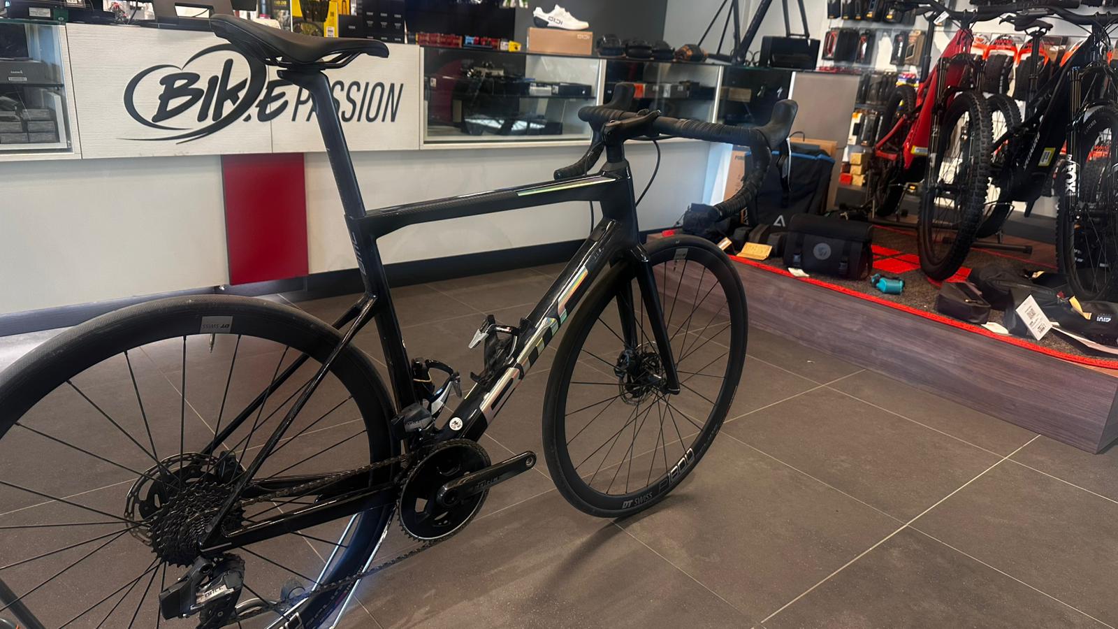 BMC TEAMMACHINE SLR_ SRAM FORCE AXS